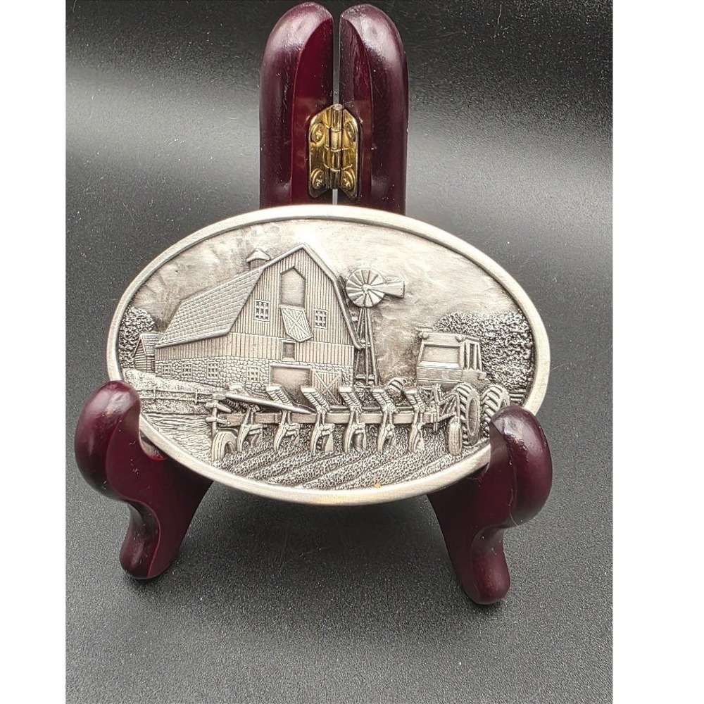 VTG Belt Buckle BARN 1984 Bergamot Brass Works Pewter Farming T 149 USA Farmer